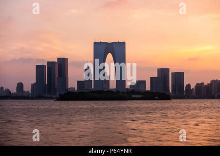 La rivière Coucher du soleil à la porte de l'Orient à Suzhou, Chine Banque D'Images