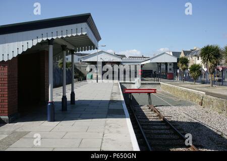 Un abri d'attente sur la plate-forme à la baie de Newquay, Cornwall, avec le tampon de la gare s'arrête et auvents. 2006 Banque D'Images