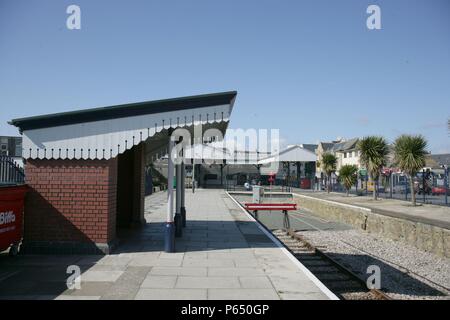 Un abri d'attente sur la plate-forme à la baie de Newquay, Cornwall, avec le tampon de la gare s'arrête et auvents. 2006 Banque D'Images