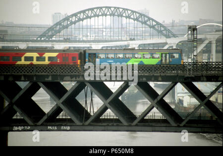 Un service d'Arriva Trains de Newcastle Upon Tyne traverse la King Edward sur le pont ferroviaire. L'année 2002. Banque D'Images