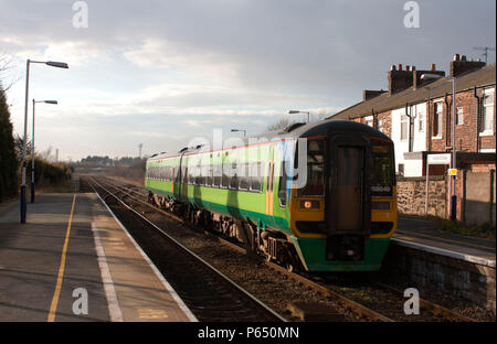 Blackpool North York - un service offert par une classe 158 Sprinter Express rame DMU récemment transféré de la vitesse des trains centrale par Bamber B Banque D'Images