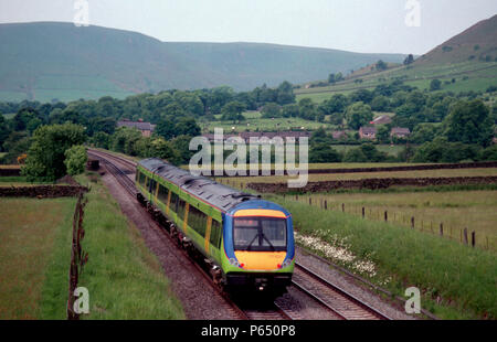 Un centre de classe 170 Trains Turbostar travells à travers le parc national de Peak District en approche de Edale gare dans l'espoir Vallée. 2003 Banque D'Images