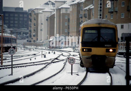 Un Chiltern Railways 165 approches unité Marylebone Station par une froide journée de l'hiver. 2003 Banque D'Images