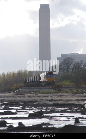 Une locomotive diesel de la classe 66 au moyen des courbes de Culross avec une rame vide mgr de Longannet power station de revenir à l'achat de carburant Hunterston. Ap Banque D'Images