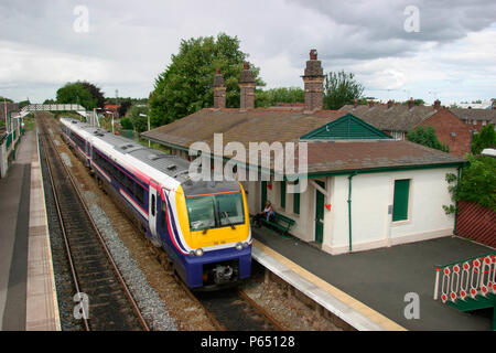 Une première classe nord-ouest 175 arrive à silex dans le Nord du Pays de Galles avec un service de Holyhead à Crewe. Septembre 2004 Banque D'Images