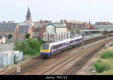 Une première classe nord-ouest 175 arrive à Muro dans le nord du Pays de Galles avec un service de Holyhead. Juillet 2004. Banque D'Images