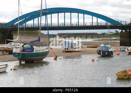 Une première classe nord-ouest 175 traverse l'embouchure de la rivière Clwyd à Kinmel Bay près de Muro sur la côte nord du Pays de Galles. Septembre 2004. Banque D'Images