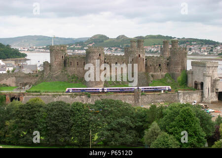 Une première classe nord-ouest 175 fonctionne sous les remparts du Château de Conwy historique sur la côte nord du Pays de Galles avec un service de Holyhead à Crewe. Banque D'Images