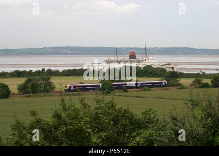 Une première classe nord-ouest 175 s'exécute par l'estuaire de la rivière Dee à Mostyn sur la côte nord du Pays de Galles avec un service à Crewe. Septembre 2004. Banque D'Images