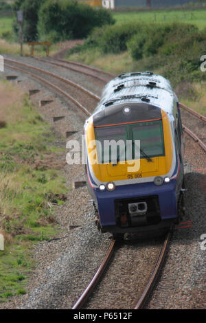 Une première classe nord-ouest 175 avec un train de l'est liés Crewe Prestatyn dans le Nord du Pays de Galles. Septembre 2004. Banque D'Images