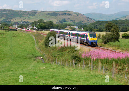 Une première classe Transpenine 175 007 numéro d'unité est vu ici à Staveley tout en travaillant un service de l'aéroport de Manchester à Windermere en août 2004. Banque D'Images