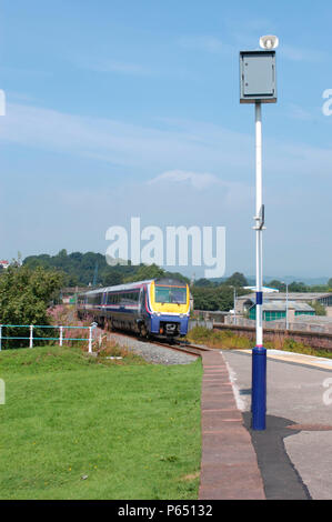 Une première classe Transpennine 175 111 numéro d'unité est vu ici à Kendal en travaillant un Windermere à Oxenholme service en août 2004. Banque D'Images