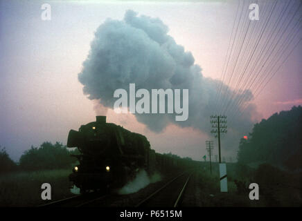 Un chemin de fer allemand Classe 44 3 2-10-0 cylindre est à la tête d'un train de fret le long de la ligne de la vallée de la Moselle en juin 1970. Banque D'Images