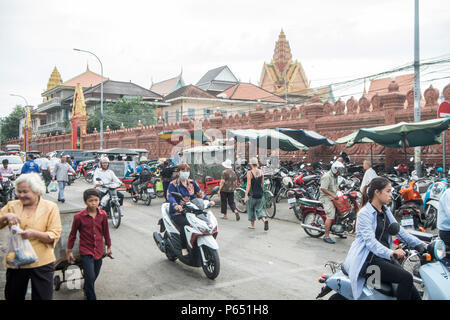 Le trafic à un coin de rue de la ville de Phnom Penh au Cambodge. Cambodge, Phnom Penh, novembre, 2017, Banque D'Images