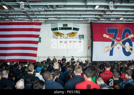 160513-N-DANS LA BAIE DE TOKYO, Japon729-130 (13 mai 2016) Le capitaine Buzz Donnelly, commandant de la Marine américaine est que l'avant-déployé porte-avions USS Ronald Reagan (CVN 76), traite de l'équipage pendant un appel mains libres. Dans son allocution, Donnelly a félicité l'équipage pour son effort pendant les essais en mer. Ronald Reagan fournit une force prête au combat, qui protège et défend les intérêts collectifs des maritimes des États-Unis et de ses alliés et partenaires dans la région Asie-Pacifique Indo-Asia. (U.S. Photo par marine Spécialiste de la communication de masse 3 classe Ryan McFarlane/libérés) Banque D'Images