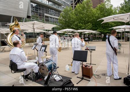 160510-N-ZY039-048 ST. LOUIS (10 mai 2016) -marins affectés à la Marine Band de Grands Lacs, Ill., effectuer dans l'ancien bureau de poste Plaza à St Louis, Marine ve semaines la une variété d'actifs, l'équipement et de sensibilisation du personnel sur un même lieu pour une série d'une semaine de combats avec les principaux prescripteurs et organismes représentant tous les secteurs du marché. Au cours d'une semaine de la Marine, 75-100 Activités de sensibilisation sont coordonnées avec les sociétés privées, les municipalités, le gouvernement, l'éducation, les médias, les anciens combattants, les services communautaires et les organismes de la diversité dans la ville. (U.S. Photo par marine Spécialiste de la communication de masse 3e Cla Banque D'Images