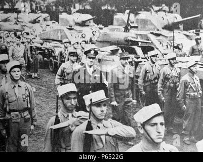 Seconde guerre mondiale : le général français de Tassigny avec légionnaires français des affaires étrangères, France 1944 Banque D'Images