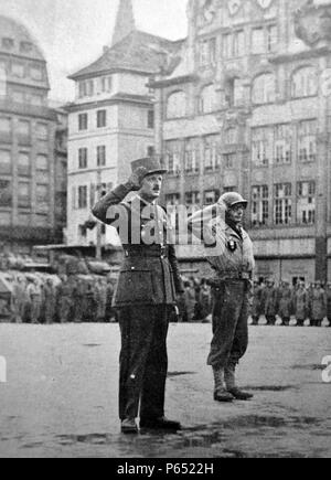 Le général Leclerc rend hommage à un défilé dans le centre de Strasbourg à la suite de la libération de la ville de l'occupation allemande en 1944 Banque D'Images