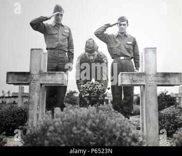 Les soldats américains en France rendre hommage à des soldats français tombés dans un cimetière de la première guerre mondiale à Suippes, France 1945 Banque D'Images