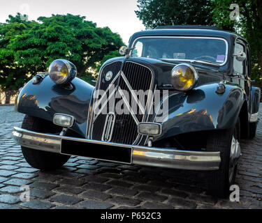 Une Citroen Traction Avant assis sur une rue pavée à proximité de Sacré Cœur dans le quartier de Montmartre Paris Banque D'Images