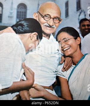 Mohandas Karamchand Gandhi (2 octobre 1869 - 30 janvier 1948) chef du nationalisme indien-Britannique a statué dans l'Inde avec deux de ses neices Banque D'Images