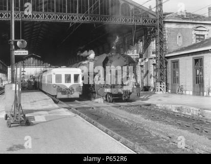 La gare de Narbonne sur la ligne de fond Midi de Bordeaux à Marsailles et est la jonction de la frontière espagnole par Perpignan. Sur le droit de l'i Banque D'Images