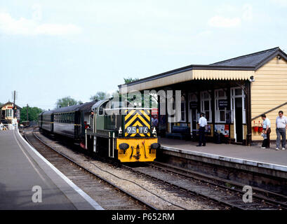 Nene Valley Railway. No.D9516 arrive un avec l'Oundle 15,50 service à partir de Peterborough. 28 mai 1990. Banque D'Images