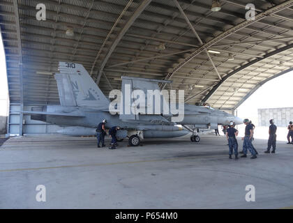 160413-N-FC980-003 Townsville, Australie (13 avril 2016) l'équipage et le personnel d'attribué à la "blanche" de Strike Fighter Squadron (VFA) 115 se préparent à lancer un F/A-18E Super Hornet pour une mission de formation de l'appui aérien rapproché à la Royal Australian Air Force (RAAF) Base Townsville, Queensland, Australie. VFA-115 effectue les opérations bilatérales avec la RAAF dans le cadre de l'exercice de la Dague noire. (U.S. Photo de la marine par le lieutenant J.G. Chris Pagenkopf/libérés) Banque D'Images