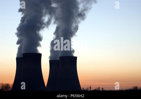 Coucher de soleil derrière les tours de refroidissement à la centrale électrique Fiddlers Ferry, Cheshire, Royaume-Uni Banque D'Images