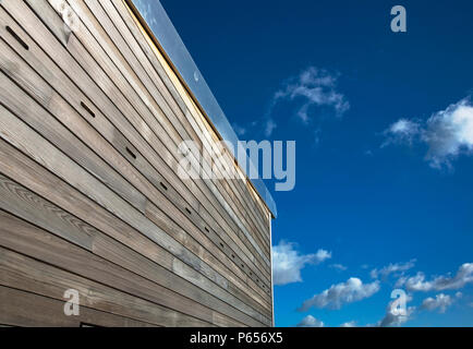 Bâtiment à revêtement métallique en bois Banque D'Images