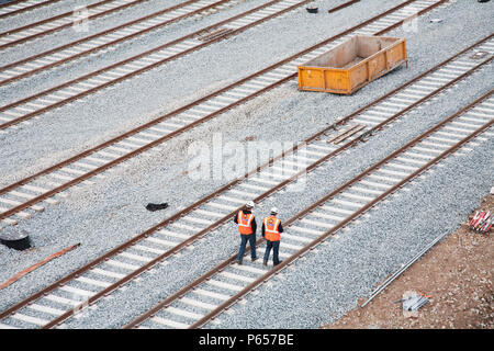 Les travailleurs de la construction à pied le long des pistes nouvellement posées au New Cross Gate Depot dans le sud de Londres, qui servira la London Overground est lo Banque D'Images