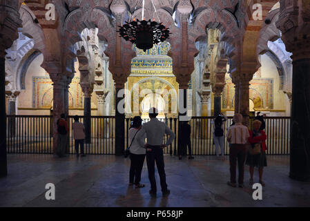 Espagne Cordoba mosque, vue arrière de touristes à la recherche à l'intérieur du grand Mihrab / Cathédrale Mosquée (La Mezquita) à Cordoue (Cordoba), Espagne. Banque D'Images