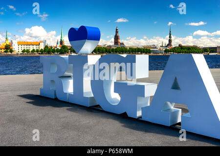 L'inscription à la Riga symbole du coeur dans le contexte de la ville, sur un versant spiers jour d'été Banque D'Images