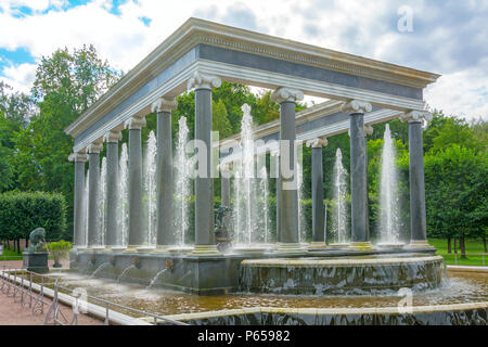 Peterhof, Lion cascade dans le parc inférieur Banque D'Images