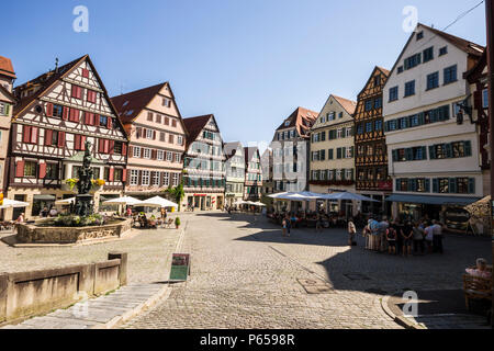 Tübingen, Allemagne. Maisons traditionnelles allemandes sur la place du marché (Marktplatz) de Tübingen, ville universitaire dans le centre de Bremen Banque D'Images