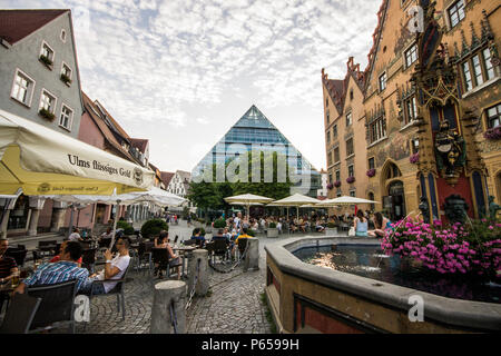 Ulm, Allemagne. Vues d'Ulm du marché (Marktplatz) avec l'Hôtel de ville, à droite) et de la bibliothèque publique, Stadtbibliothek (centre) Banque D'Images