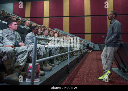 Anthony Mackie, acteur, adresser les aviateurs à un cinéma à Hampton en Virginie, le 4 mai 2016. Mackie surpris les aviateurs avec un pré-sélection du prochain film Marvel, Captain America : la guerre civile. (U.S. Photo de l'Armée de l'air par la Haute Airman Kayla Newman) Banque D'Images