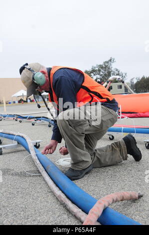 La Jordanie Shafer, un gestionnaire de base d'avions-citernes de Rapid City Base d'avions-citernes dans le Dakota du Sud, prépare un flexible d'eau pour remplir l'unité MAFFS sur un C-130 au cours de la formation à la 146e Airlift Wing à Port Hueneme, Californie le 4 mai 2016. Air National Guard et les unités de la Réserve de partout aux États-Unis se sont réunis pour MAFFS (Modular Airborne Feu)certification annuelle et la formation cette semaine pour se préparer à la prochaine saison des feux dans l'appui des services forestiers des États-Unis. (U.S. Photo de la Garde nationale aérienne Aviateur Senior Madeleine Richards/libérés) Banque D'Images