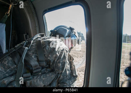 Le sergent de l'armée américaine. Carlton Quenneville, chef d'équipage, la Compagnie Charlie, 3e Bataillon, 126e Régiment d'aviation (Air Ambulance), Vermont Army National Guard, vérifie la queue de l'hélicoptère pour assurer le jeu de Clare, New York, 29 avril 2016. Soldats avec C/3-126e AVN (AA) a participé avec des pilotes à partir de la 134e Escadron de chasse, 158th Fighter Wing, New York Air National Guard, dans un exercice de recherche et sauvetage de combat. (U.S. Photo de la Garde nationale par la CPS. Avery Cunningham) Banque D'Images