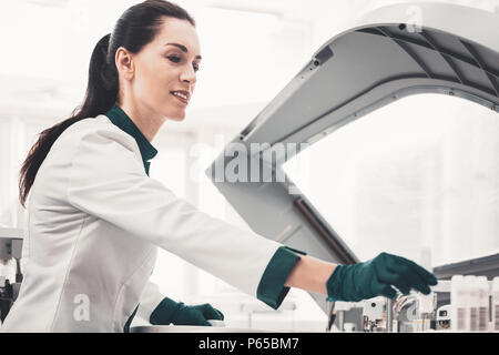 Chercheur en laboratoire heureux tubes à essai afin de mettre Banque D'Images