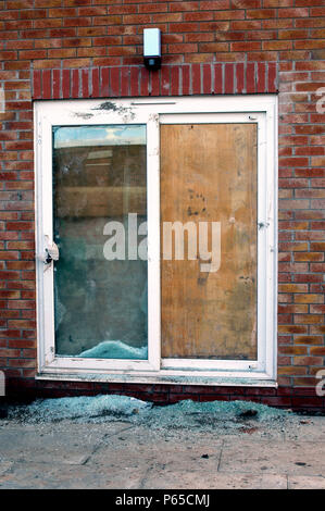 Vandalisé Français windows sur le développement de nouveaux logements. Banque D'Images