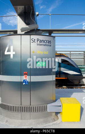 1er jour de l'opération des trains nationaux sur la 'west' pont à St Pancras International Station, London, UK Banque D'Images