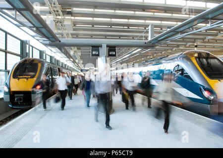 1er jour de l'opération des trains nationaux sur la 'west' pont à St Pancras International Station, London, UK Banque D'Images