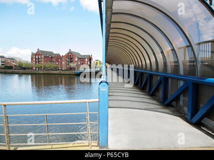 Passerelle piétonne à travers River Lagan et Riverside Apartments, Belfast, Irlande du Nord 2008 Banque D'Images