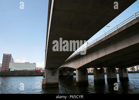 Dargan Pont ferroviaire (à gauche) et (à droite du pont Lagan, qui porte le M3) de la route traversant la rivière Lagan, Belfast, Irlande du Nord 2008 Banque D'Images