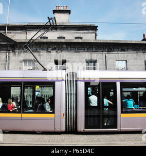 Arrêt de tramway LUAS à quatre tribunaux s'arrêter sur la ligne rouge, Dublin, Irlande 2008 Banque D'Images