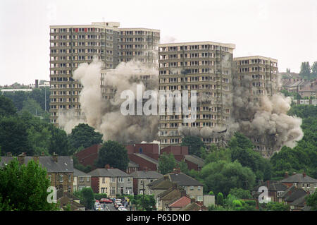 Démolition à l'explosif d'appartements de haute élévation. Sheffield, Royaume-Uni. Banque D'Images