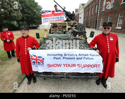 Chelsea retraités posent avec Fulham fondé soldats du Royal Yeomanry dans un véhicule Land Rover WMIK (armes monté Installation Kit) lors d'un photocall à venir de la Journée nationale des Forces armées, au Royal Hospital Chelsea à Londres. Banque D'Images