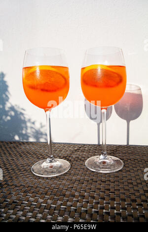 Aperol spritz avec fond blanc Banque D'Images