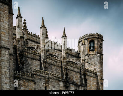 Guarda, Portugal's cité médiévale Cathédrale gothique avec des influences de style manuélin. Les travaux ont commencé en 1390, se poursuivant jusqu'à la mi-16ème siècle Banque D'Images